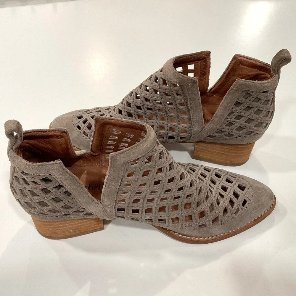 JEFFREY CAMPBELL Taggart Ankle Booties Taupe Suede Size 7.5 Excellent Condition